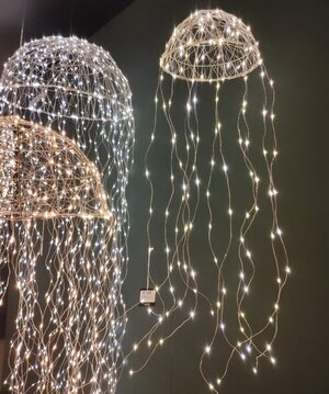 Светодиодное украшение Медуза 85*27 см, 160 теплых белых микро LED ламп с мерцанием, серебряная проволока, IP44 (Kaemingk, Нидерланды). Артикул: ID57867