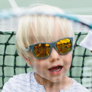 Детские солнцезащитные очки Babiators Polarized Keyhole Островитянин, 0-2 лет, темно-серые (Babiators, США). Артикул: BLU-009