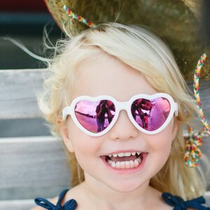 Детские солнцезащитные очки Babiators Hearts Влюбляшки, 0-2 лет, белые с зеркальными линзами (Babiators, США). Артикул: LTD-023