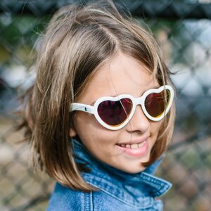 Детские солнцезащитные очки Babiators Hearts Влюбляшки, 3-5 лет, белые с зеркальными линзами (Babiators, США). Артикул: LTD-024