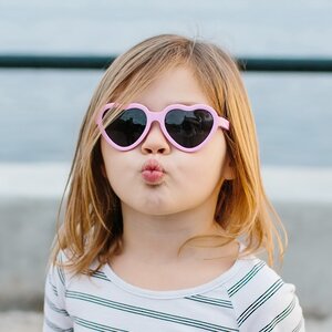 Детские солнцезащитные очки Babiators Hearts Я розовею от тебя, 3-5 лет, розовые Babiators фото 1