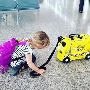 Детский чемодан-каталка Тони Таксист с наклейками Trunki фото 6