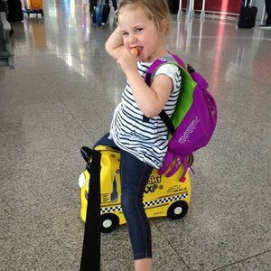 Детский чемодан-каталка Тони Таксист с наклейками Trunki фото 7