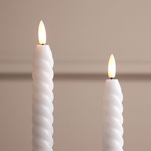 Светодиодные свечи витые с имитацией пламени Lachesis 25 см белые, 2 шт, на батарейках Edelman (Эдельман) фото 3