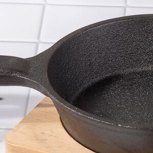 Порционная сковорода Тарти на бамбуковой подставке 12 см, чугун Koopman фото 2