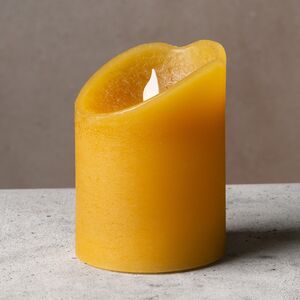 Светодиодная свеча Живое Пламя 10 см горчичная восковая на батарейках Kaemingk фото 1