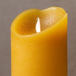 Светодиодная свеча Живое Пламя 12.5 см горчичная восковая на батарейках Kaemingk фото 2