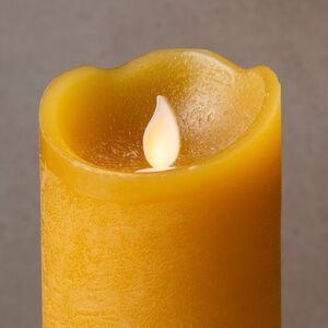 Светодиодная свеча Живое Пламя 15 см горчичная восковая на батарейках Kaemingk фото 2