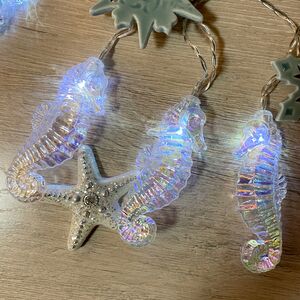 Светодиодная гирлянда на батарейках Морские Коньки 1.8 м 10 холодных белых LED ламп, прозрачный ПВХ, IP20 (Kaemingk, Нидерланды). Артикул: 480235-2