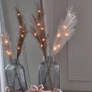 Светящаяся ветка для декора Перо Маноскью 70 см розовая, теплые белые LED, на батарейках (Kaemingk, Нидерланды). Артикул: 485929-2