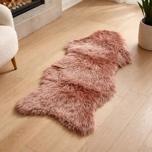 Декоративный меховой коврик Олаф 90*50 см мраморный розовый (Kaemingk, Нидерланды). Артикул: 614143-1