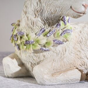 Декоративная фигурка Ягненок Жак с цветочным венком 15 см EDG (ЭДГ) фото 6