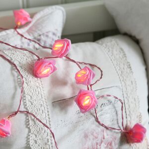 Светодиодная гирлянда на батарейках Розовые Розы, 2.1 м, 15 теплых белых ламп, розовый ПВХ, IP20 (Star Trading, Швеция). Артикул: 726-30