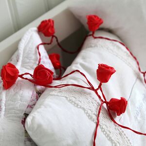 Светодиодная гирлянда на батарейках Красные Розы, 2.1 м, 15 теплых белых ламп, красный ПВХ, IP20 (Star Trading, Швеция). Артикул: 726-31