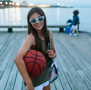 Солнцезащитные очки для подростков Babiators Aces Navigators. Шалун, 6-14 лет, белый, фиолетовые линзы Babiators фото 1