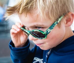Детские солнцезащитные очки Babiators Polarized. Крутой камуфляж, 0-2 лет, чехол Babiators фото 2