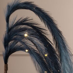 Светящаяся ветка с перьями Моника 130 см синяя, теплые белые LED лампы, таймер, на батарейках Koopman (Купман) фото 3