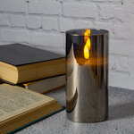 Светодиодная свеча в колбе с живым пламенем Одри 15 см в графитовом стакане, на батарейках
