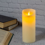 Светодиодная свеча с имитацией пламени 18 см, кремовая восковая, батарейка